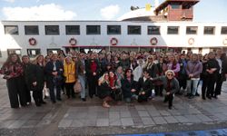 Bergama Vapuru Konaklı kadınları ağırladı: Körfez turu coşkusu marşlarla taçlandı