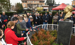 Çiğli’de Uğur Mumcu anması: Şiirler, türküler ve karanfillere adalet vurgusu