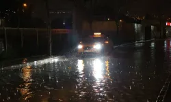 Gece bastıran sağanak İzmir’i felç etti: Yollar göle döndü, trafik kilitlendi