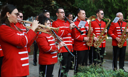 Karşıyaka sokaklarında bando şöleni