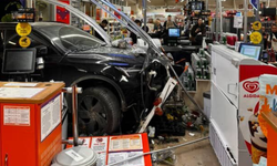 Narlıdere'de ilginç kaza: Sürücü fren yerine gaza bastı