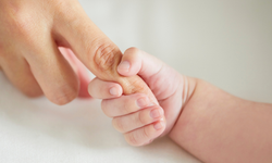 Bebeklerde ayrılık stresi: Anne yoksa beyin alarm moduna geçiyor