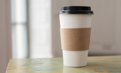 Karton bardak tehlikesi: Sıcak içeceklerle temasta 25 bin mikroplastik salınıyor