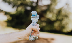 Plastik şişe uyarısı: Her gün içenler yılda 90 bin mikroplastik yutuyor