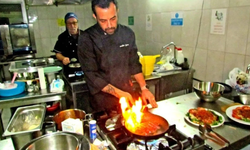 Şef Serkan Özcan Çeşme’de yeni aşçılar yetiştiriyor