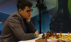 14 yaşındaki Türk satranççı Yağız Kaan Erdoğmuş, dünya beşincisini mağlup etti