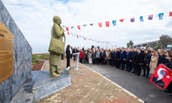 Uğur Mumcu Narlıdere’de karanfillerle anıldı