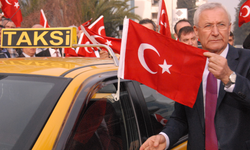 Sokaklar kırmızı-beyaza büründü: İzmir'de taksiciler araçlarını Türk bayraklarıyla donattı