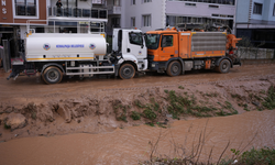 İzmir’de sağanak kabusu: Kemalpaşa’da dört araç dereye sürüklendi