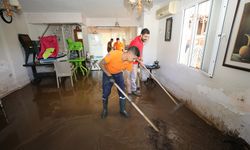 Menderes Belediyesi’nden su baskını mağdurlarına temizlik ve dezenfeksiyon desteği
