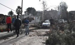 İzmir’de rüzgar felaketi: Menemen’de araç hasar gördü, Çeşme’de deniz taştı