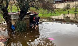 Sağanakta mahsur kaldı, itfaiye sırtında kurtardı