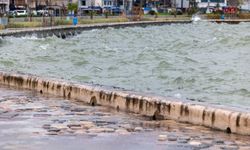 Doğa olaylarının bileşkesi: İzmir’de alçak basınç ve fırtına denizi karaya taşıdı!