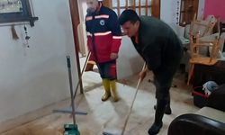 Menderes’te yağış sonrası temizlik seferberliği: Su basan 16 ev dip köşe temizlendi