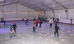 İzmir Büyükşehir’den öğrencilere buz pisti sürprizi