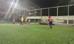 Bergama’da kadınlar halı sahada futbolla haftanın stresini atıyor