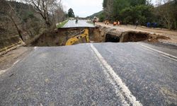İzmir’de yağış sonrası yol çöktü: Selçuk–Ortaklar Karayolu ulaşıma kapandı