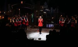 İzBBŞT’den büyük prömiyer: “Arturo Ui’nin Önlenebilir Tırmanışı” sahnelendi