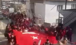 Bornova’da öğrencilerden bayrak yürüyüşü