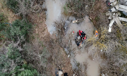 Selde sürüklenen araçtan kaçan şüpheli her yerde aranıyor