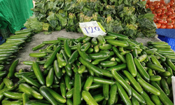 İzmir’de semt pazarlarında salatalık fiyatı cep yakıyor