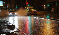 Gece bastıran sağanak, İzmir trafiğini olumsuz etkiledi