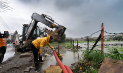 İzmir Büyükşehir Belediyesi’nin yağış seferberliği sürüyor