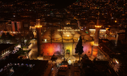 Bursa Ulu Camii’nde ‘Kul hakkından sakın’ mahyası yakıldı