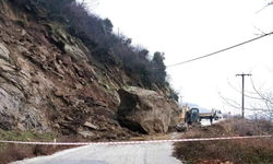 Ödemiş’te heyelan: Gölcük-Subatan yolu ulaşıma kapandı