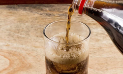 Asitli ve şekerli içecekler böbrek taşı riskini artırıyor