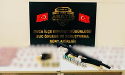 Buca’da polis operasyonu: Evden ruhsatsız silah ve binlerce sentetik ecza çıktı