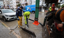 İzmir Büyükşehir 412 iş makinesi ve 1365 personelle yağışa karşı seferber oldu