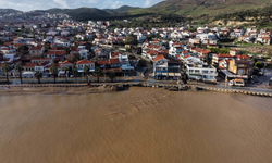 Foça’da sağanak felaketi getirdi: Dereler taştı, deniz kahverengiye döndü