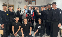 İzmirli liselilerden Türkiye’ye ilk: Yapay zekâ destekli ‘Altan’ robot okulun gururu oldu