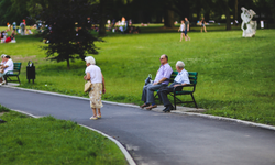 Emeklilere yeni destek paketi: Konaklama ve ulaşımda büyük indirim