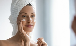 Yüz şişkinliğine çözüm yolları: Buz, gua sha ve kafein kremleri