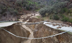 İzmir'de kuvvetli yağış sonrası kara yolu ikiye ayrıldı: Ödemiş - Turgutlu yolu ulaşıma kapatıldı