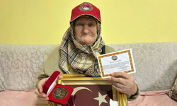 86 yaşındaki Hamide Teyze’den Mehmetçiğe anlamlı destek: TSK’dan teşekkür plaketi