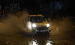 İzmir’de sağanak hayatı olumsuz etkiledi: Cadde ve sokaklar göle döndü