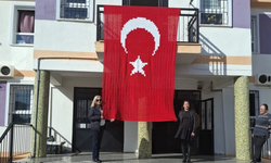 Bornova’da anlamlı dayanışma: El emeği Türk bayrağı göndere çekildi