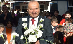 39 yıllık eğitimci Mevlüt Akar için Yahya Kemal Beyatlı İlkokulu’nda duygusal veda