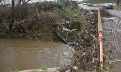 İzmir’de sağanak can aldı: Köprüden geçen otomobil sele kapıldı, 2 ölü, 1 kayıp
