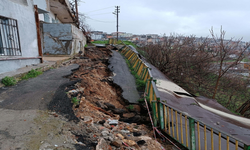 Konak'ta sağanak sonrası asfalt yol çöktü