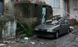 Konak'ta balkon çöktü: Beton parçaları otomobili hurdaya çevirdi