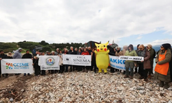 Urla halkı hurda gemiyi ve yat limanı projesini protesto etmek için sokağa çıktı