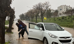 Sağanak yağış İzmir’i esir aldı: Büyükşehir Belediyesi ekipleri seferber oldu