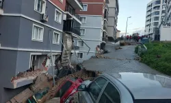 Menemen’de toprak kayması: İstinat duvarı çöktü, 3 apartman ve 9 araç zarar gördü