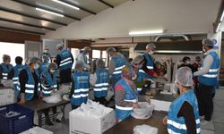 Menemen Belediyesi Aşevi’nden her gün 10 bin kişiye sıcak yemek