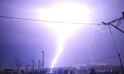Buca’da fırtına ve yoğun yağış yıldırım düşmesine neden oldu