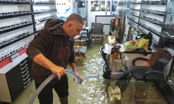 İzmir’i sağanak vurdu, iş yerleri ve yollar sular altında kaldı